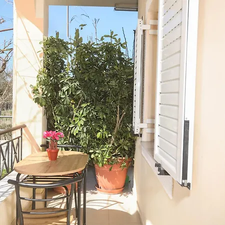 Natasha's Tiny * Perama (Corfu)